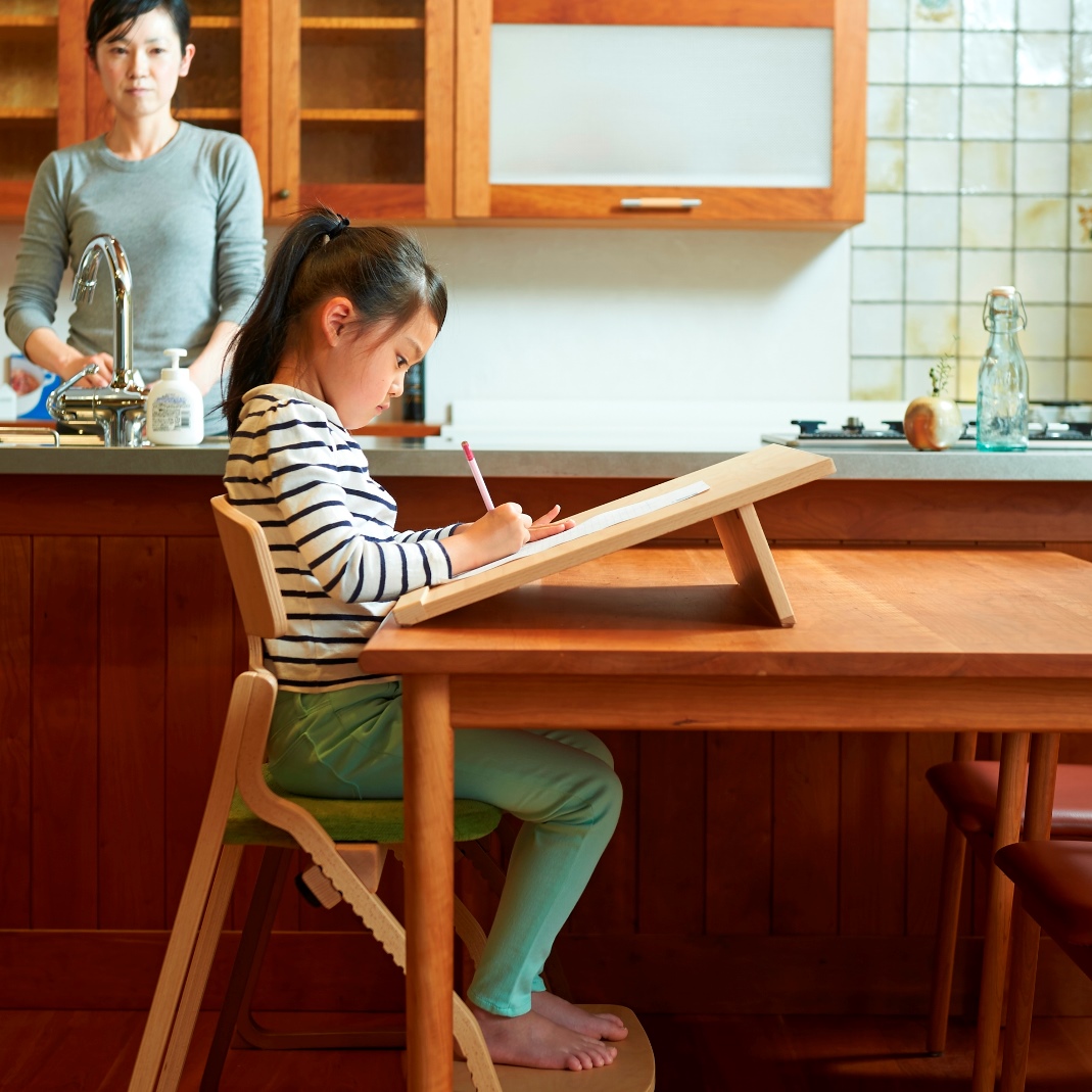 【勉強する姿勢を守る スラントアップ】│お知らせ│kakuta（旧 シャルドネ松本店）